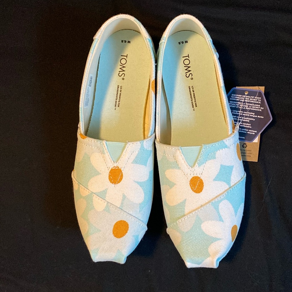 Light blue sunflower toms
